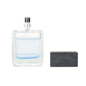 Flacon de parfum en verre de luxe de 100 ml avec couvercle en bois et pulvérisateur à brume fine en aluminium