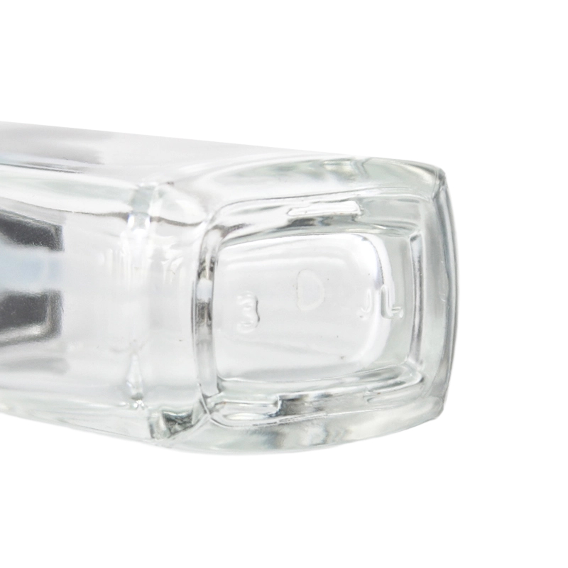 Petite bouteille de lotion carrée en verre avec couvercles en plastique noir mat