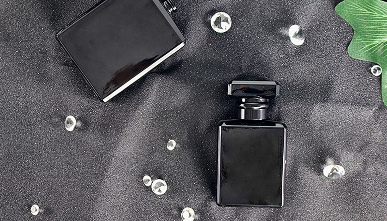 Flacon-de-parfum-carré-en-verre-noir